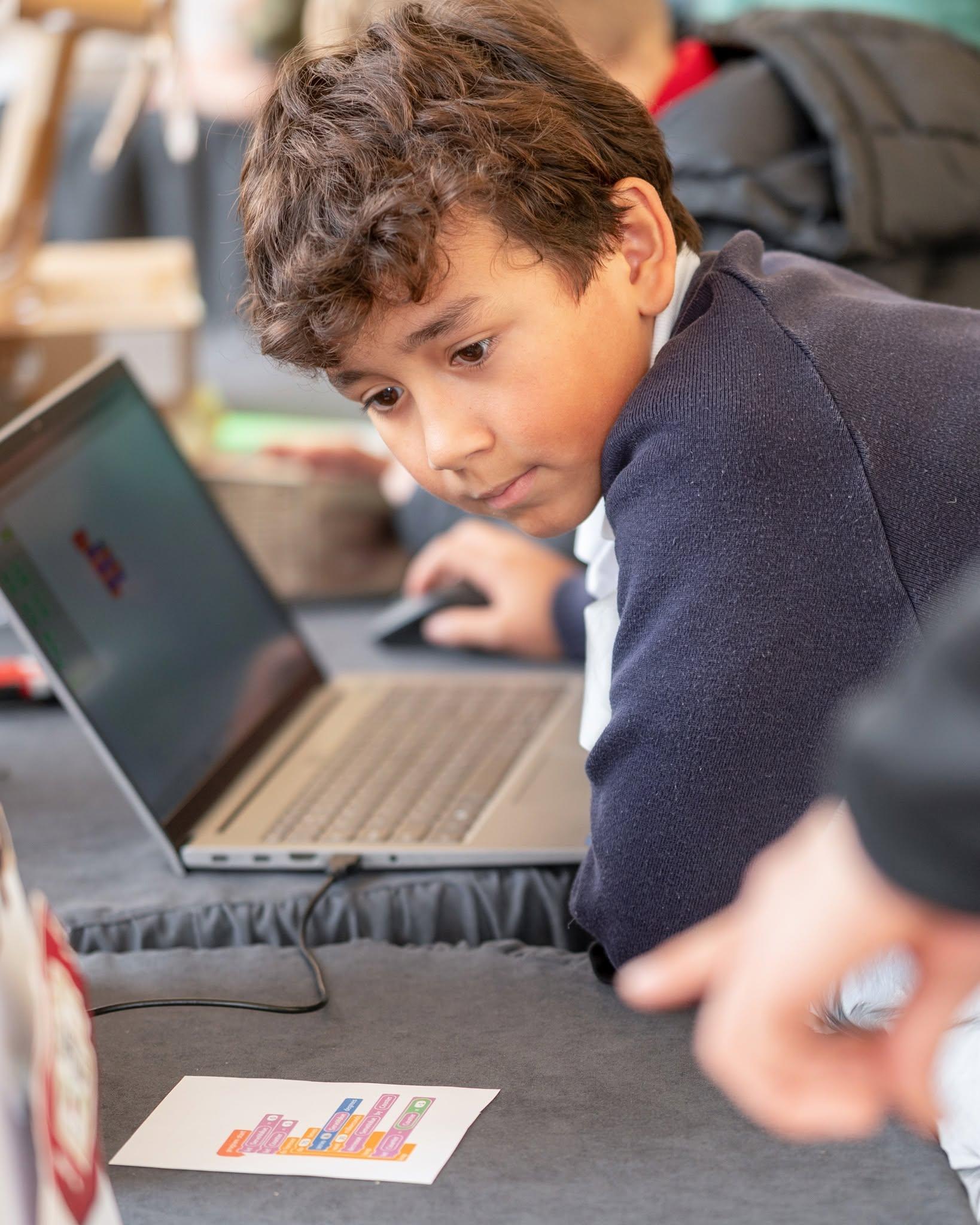 First steps in programming — visual logic, in a digital education program of Asociația Grupul Verde